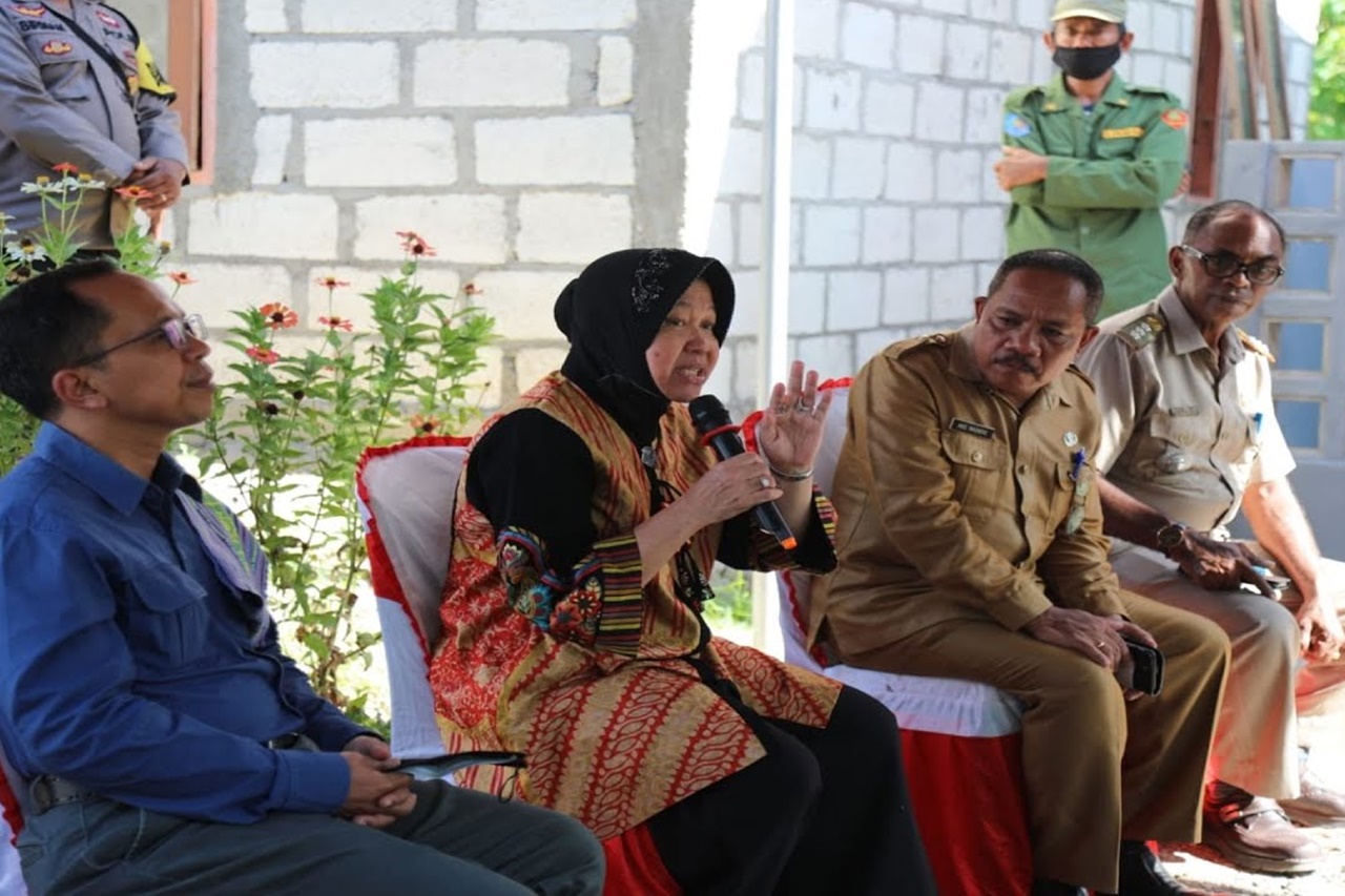 The Indonesian Minister of Social Affairs and Kompas Handed Over the Keys to the 8 Families of the Victims of the Seroja Storm in Kupang