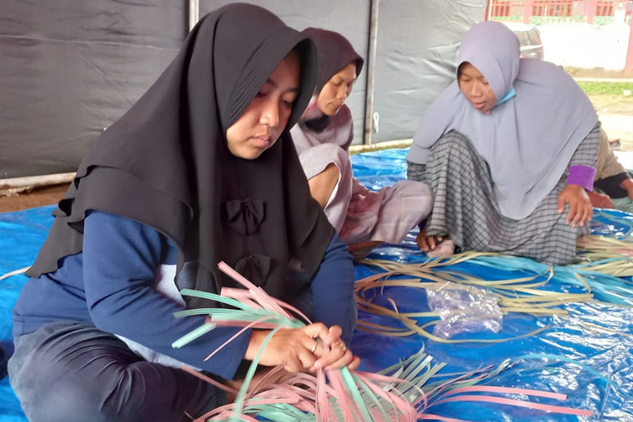 Pengungsi Cianjur Anyam Tas Plastik, Kegiatan Trauma Healing BBPPKS Yogyakarta