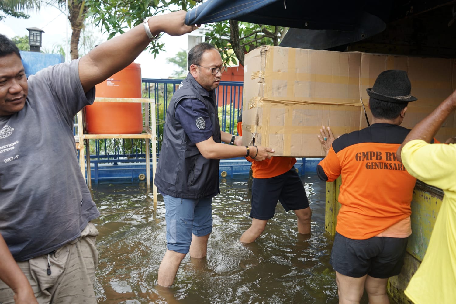 Ministry of Social Affairs Distributes Aid to Flood Victims in Semarang