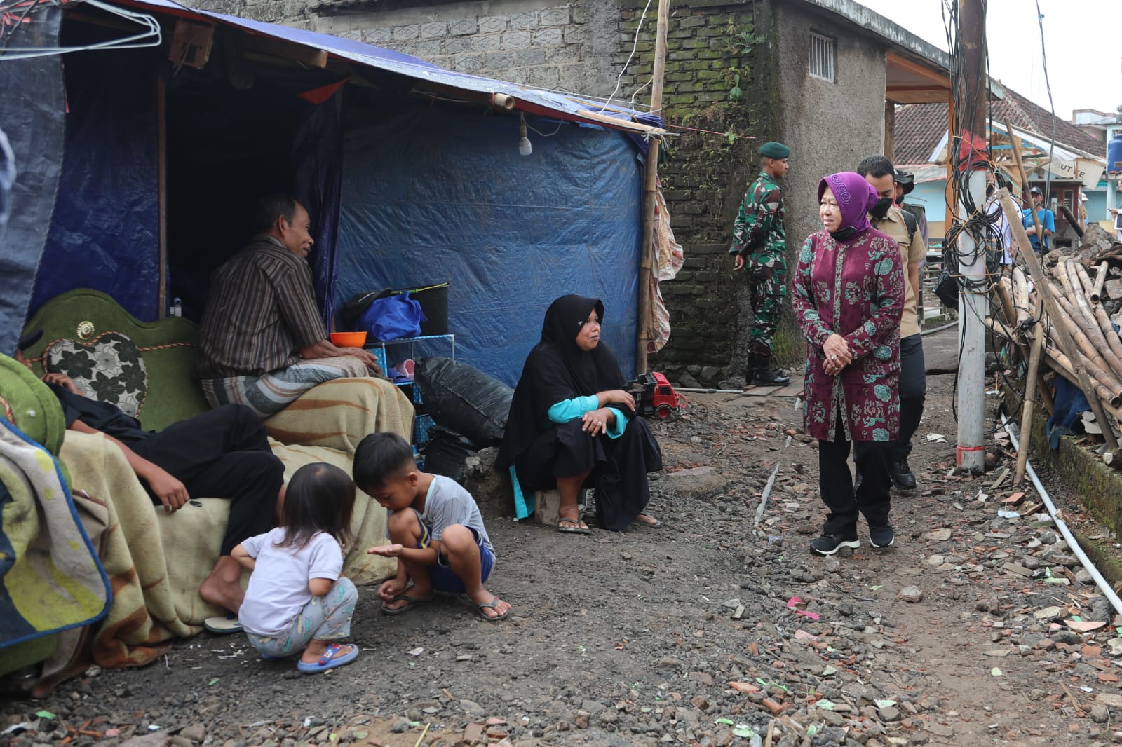 Sapa Pengungsi Gempa Cianjur, Mensos Risma Ikut Bangun Tenda Dapur