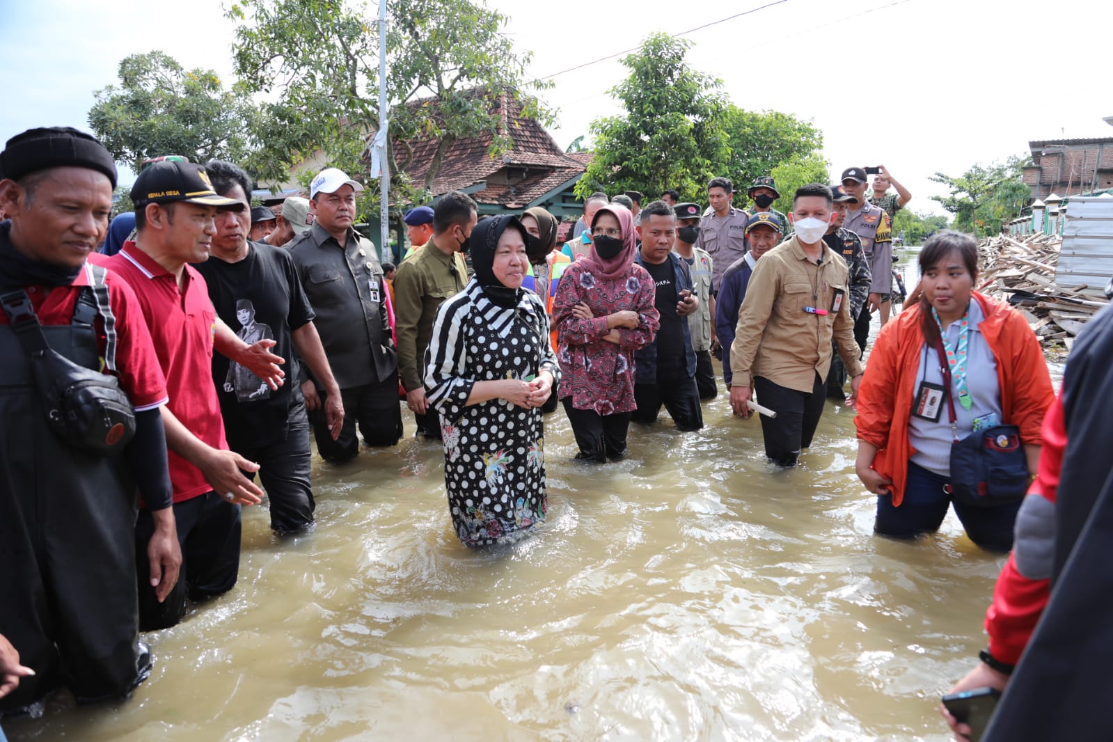 Mensos Risma Turun Langsung di Lokasi Banjir Pati