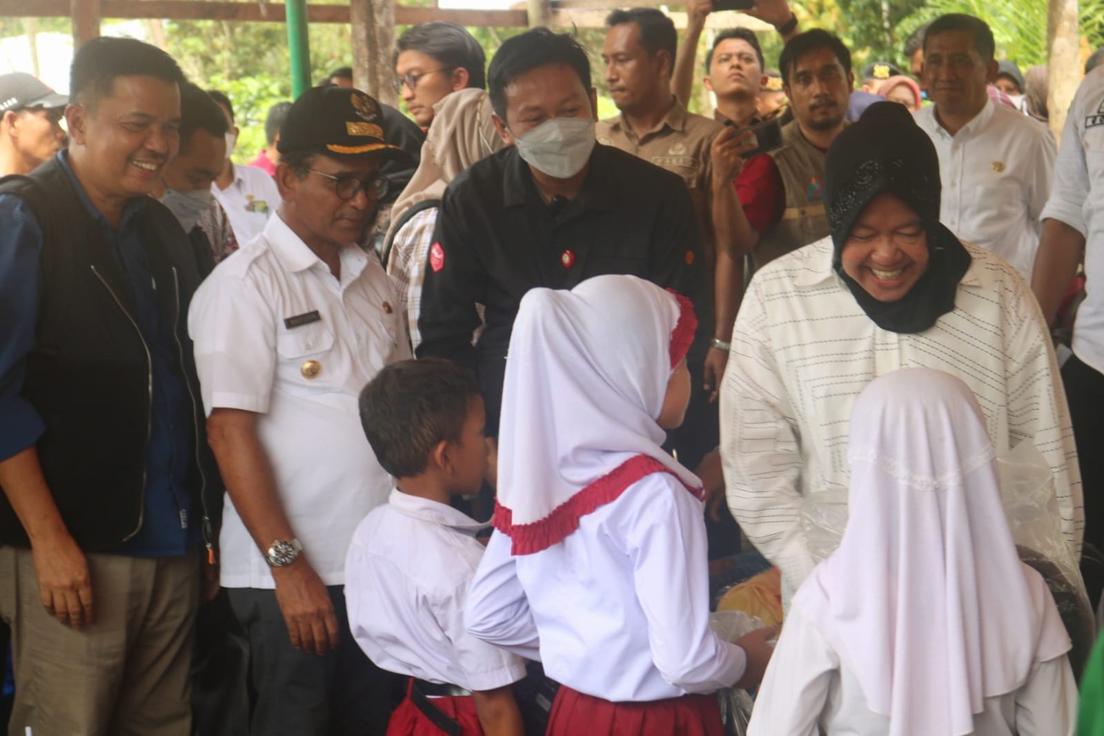 Not Just Providing Assistance, the Minister of Social Affairs Also Conducts Dialogue with the People of East Aceh