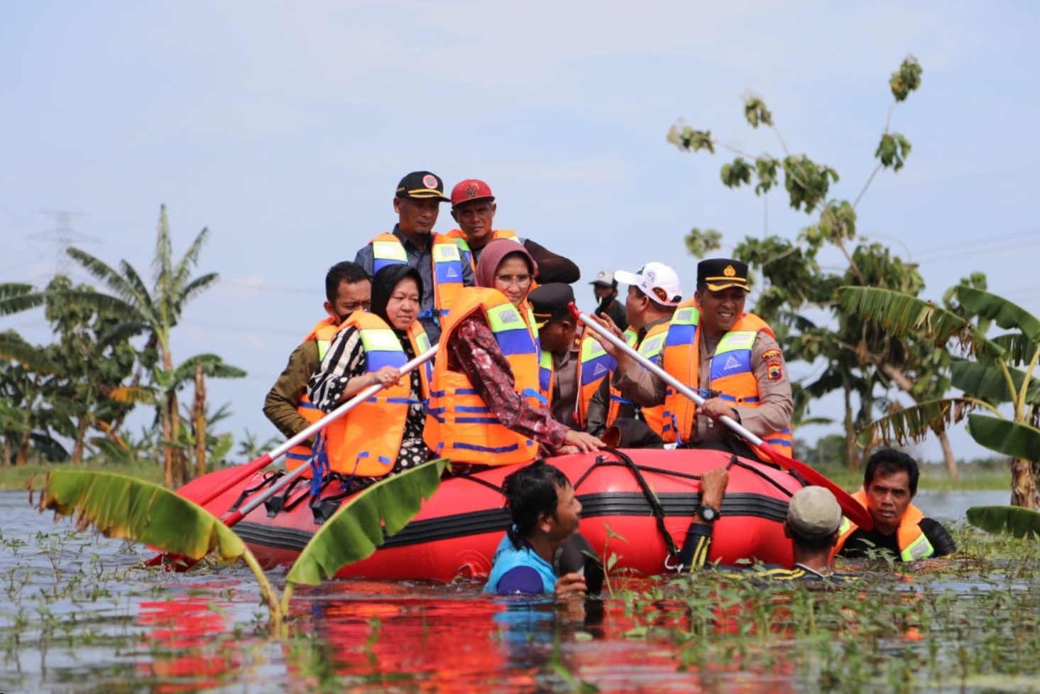 Dengan Perahu Karet, Mensos Sisir Banjir Pati Sampai Area Terisolir