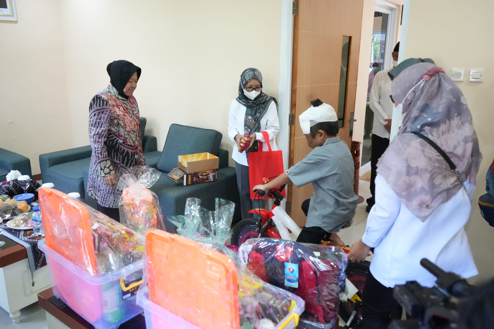 Social Affairs Minister Risma Visits Handayani Center and Distributes Aid to Children with Facial Tumors