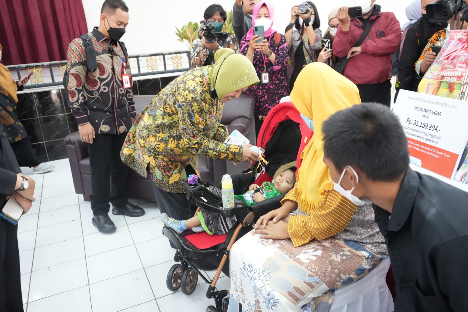 Serahkan Bantuan untuk Kelompok Rentan di Bandung, Mensos Pastikan Kemudahan Prosedur