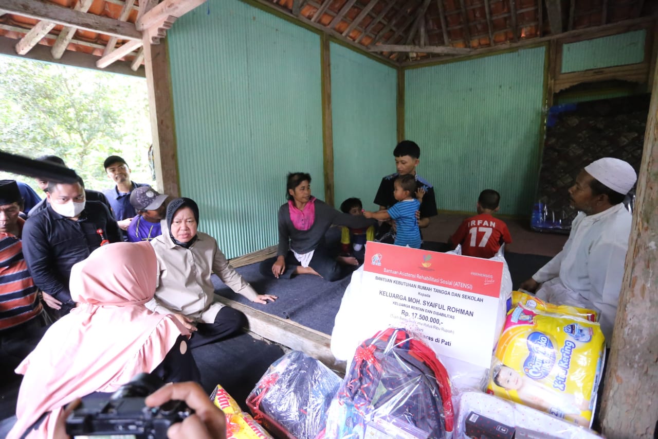 Social Affairs Minister Risma hands over aid and seeks Children who Take Care of His Mother and Three Younger Brother