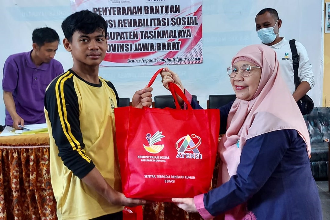 Ministry of Social Affairs Provides Atensi Aid to 60 Persons with Disabilities in Tasikmalaya Regency