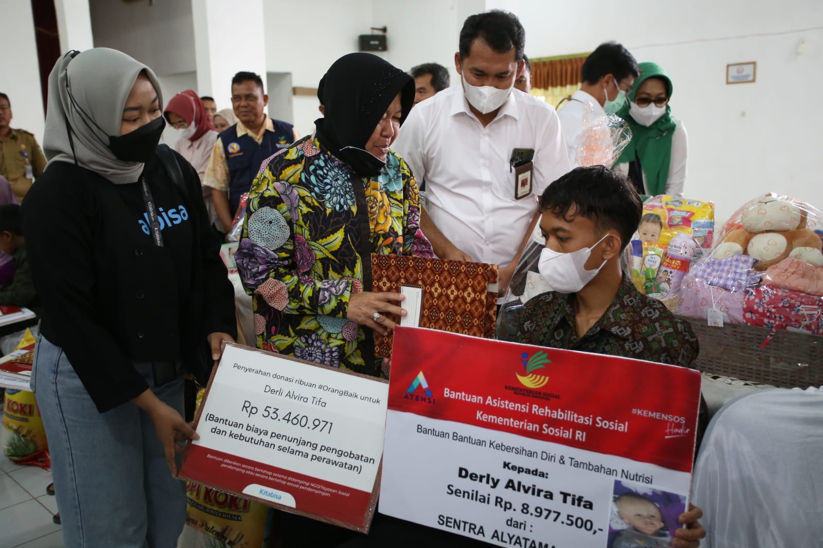 Minister of Social Affairs Risma Submits Donations and Assistance to 11 Children with Severe Illness