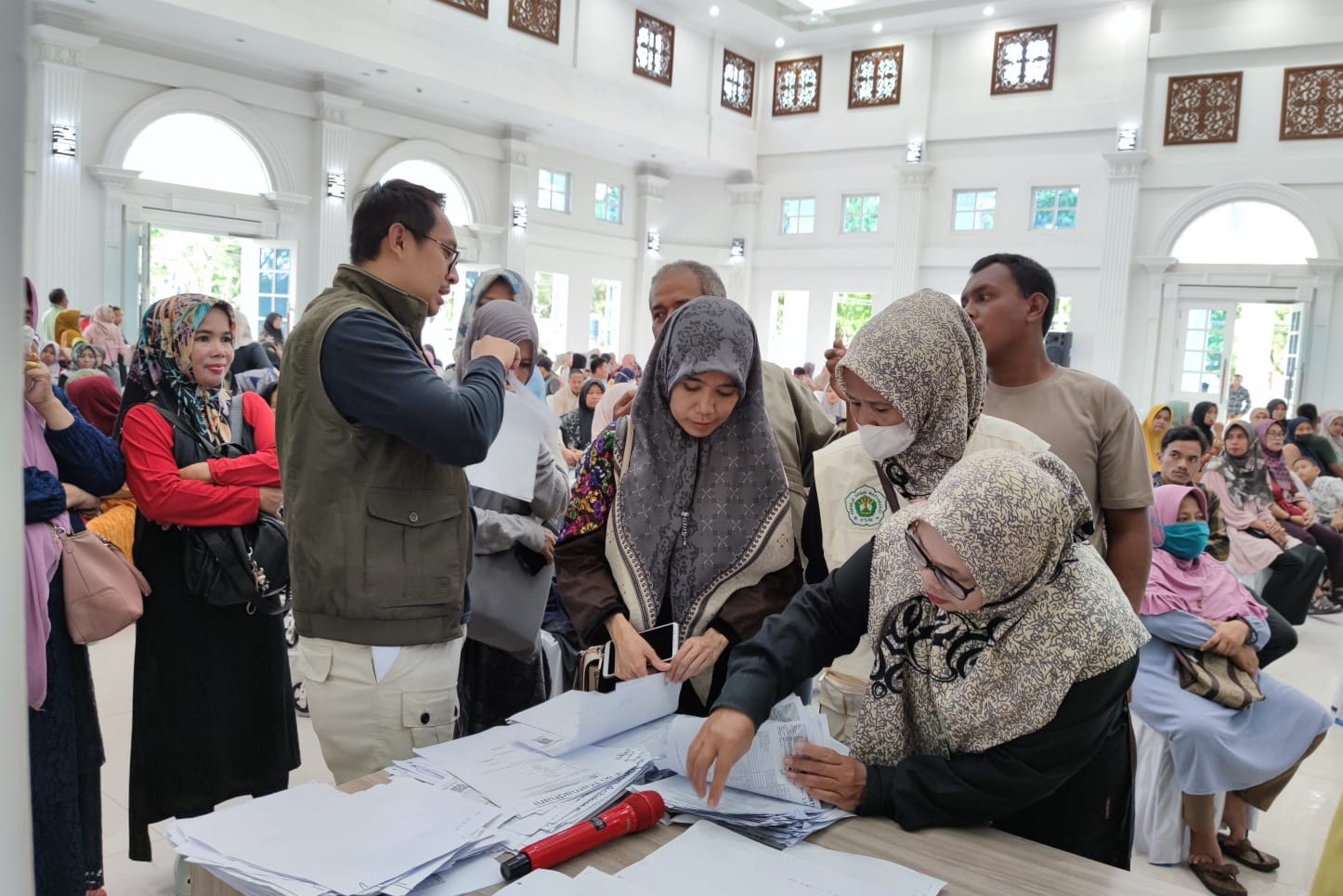 Ministry of Social Affairs Distributes ATENSI Aid to 201 Beneficiaries in West Sumatra