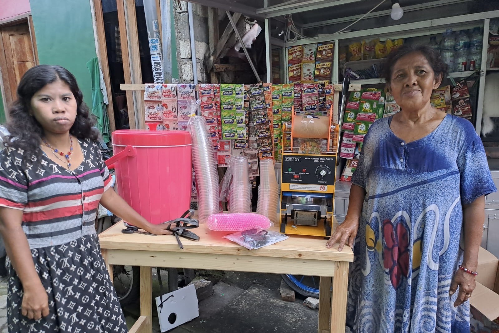 Bertemu Mensos, Satu Keluarga Pra Sejahtera di Surabaya Terima Bantuan Usaha