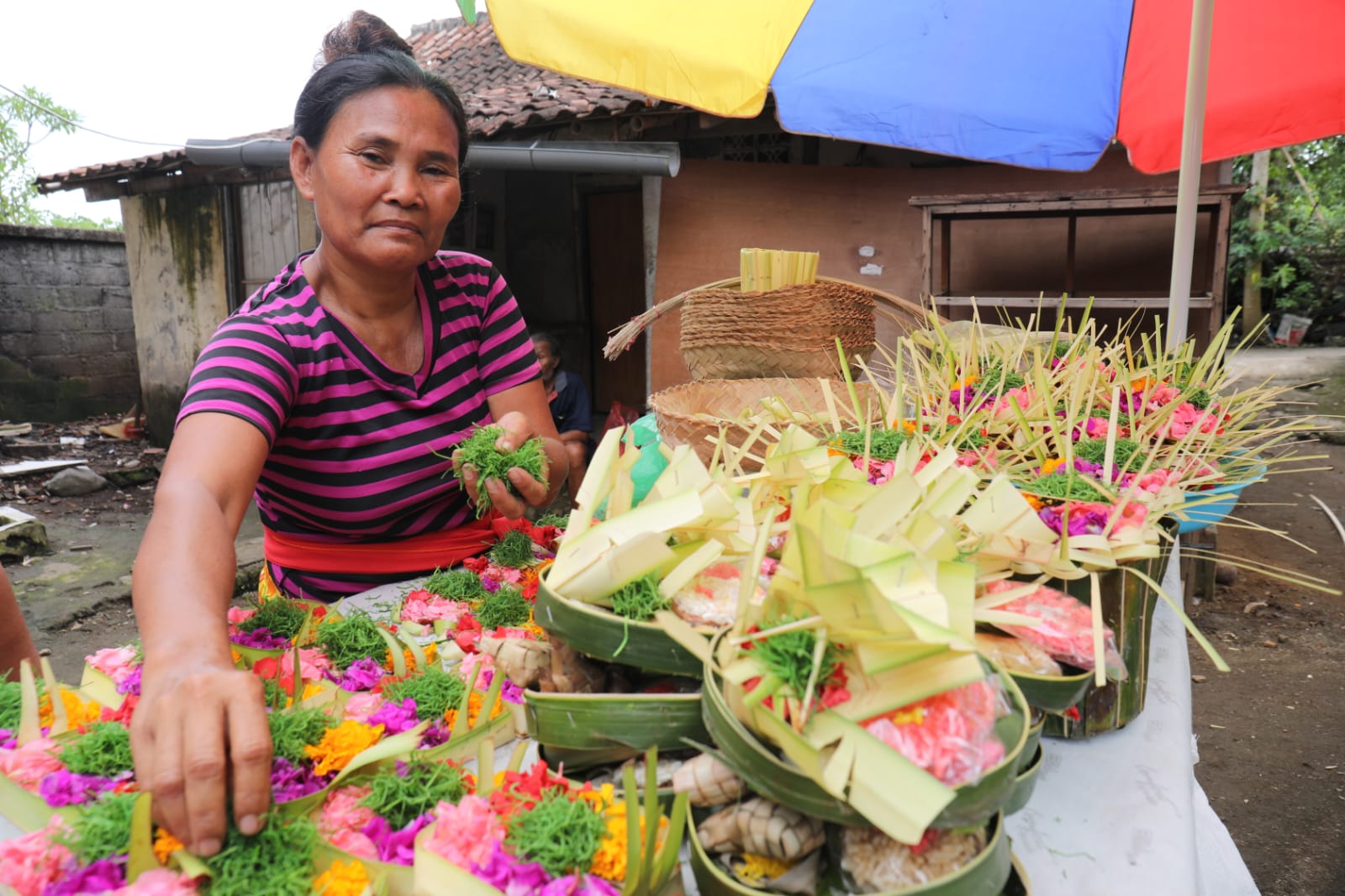 Bantuan PENA Kemensos Dongkrak Omset Pengrajin Ukir dan Penjual Canang Pejati di Klungkung