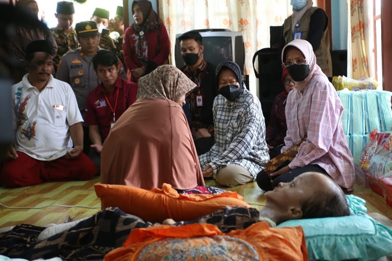 Mensos Risma Bujuk Orangtua Anak Penderita Hidrosefalus di Sampang Agar Bersedia Berobat