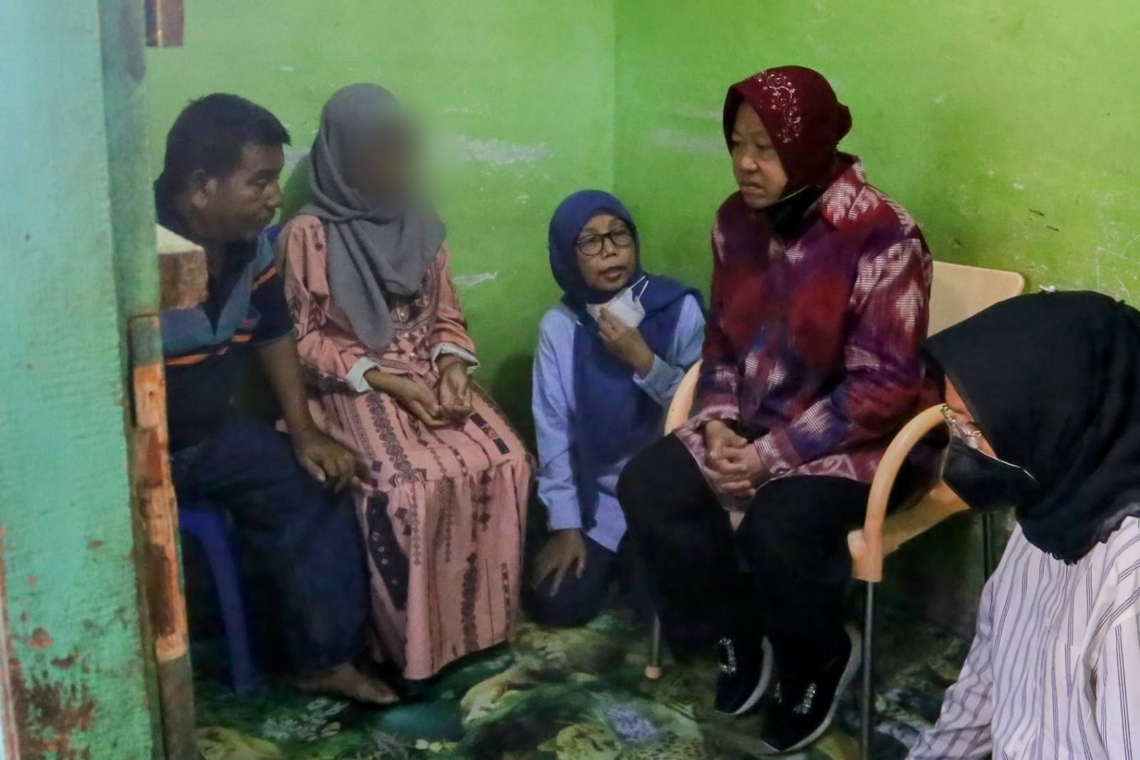 Mensos Risma Berikan Bantuan Korban Rudapaksa dan Angin Puting Beliung di Kota Bengkulu