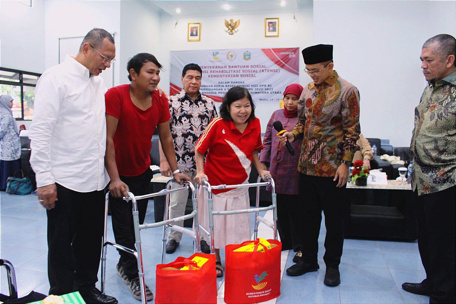 Kemensos Bersama Komisi VIII DPR RI Serahkan Bantuan di Medan