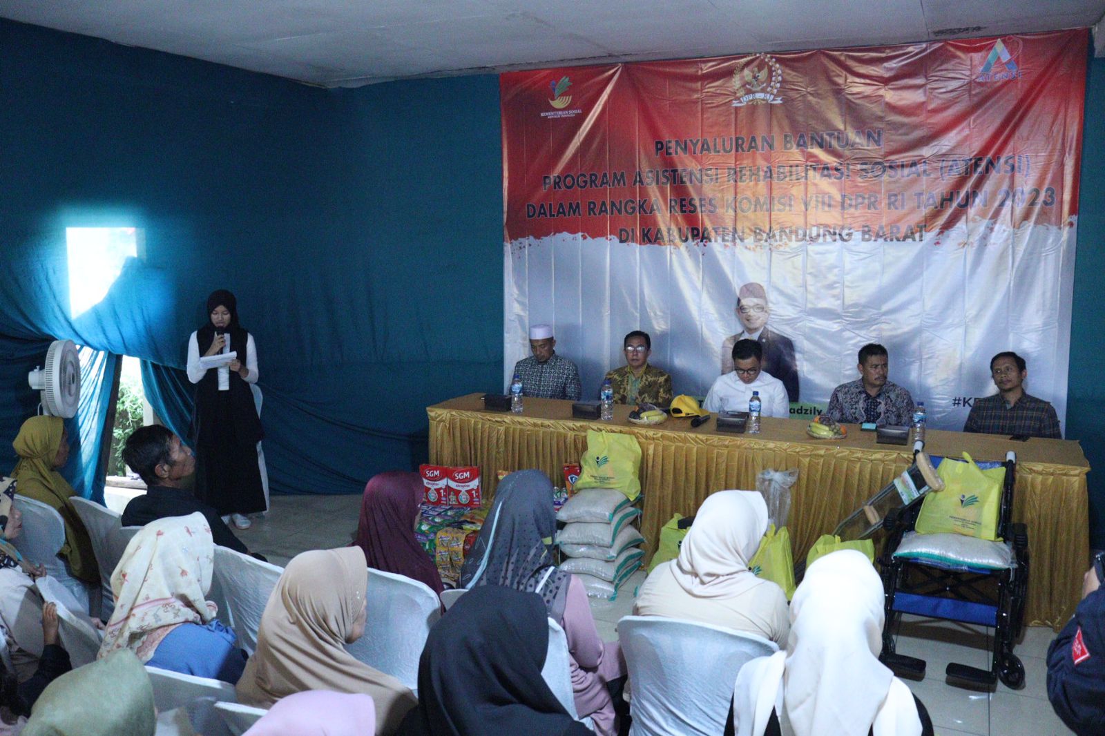 Kemensos dan Legislator Bantu 150 PPKS di Kabupaten Bandung Barat