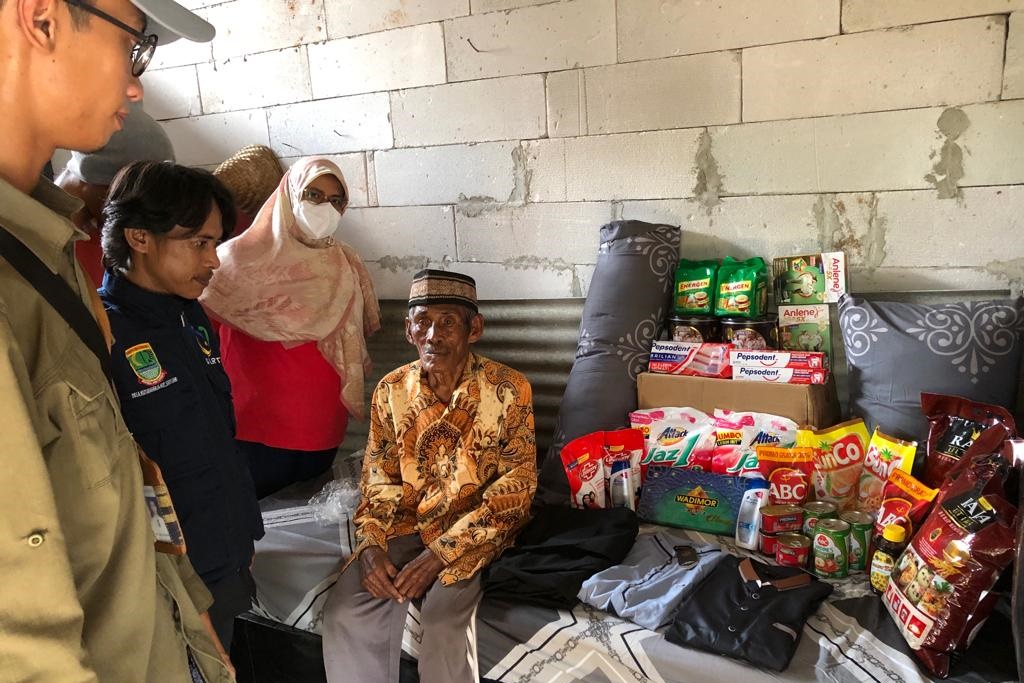 Kemensos Berikan Bantuan Kewirausahaan untuk Keluarga Lansia Pemulung di Karawang