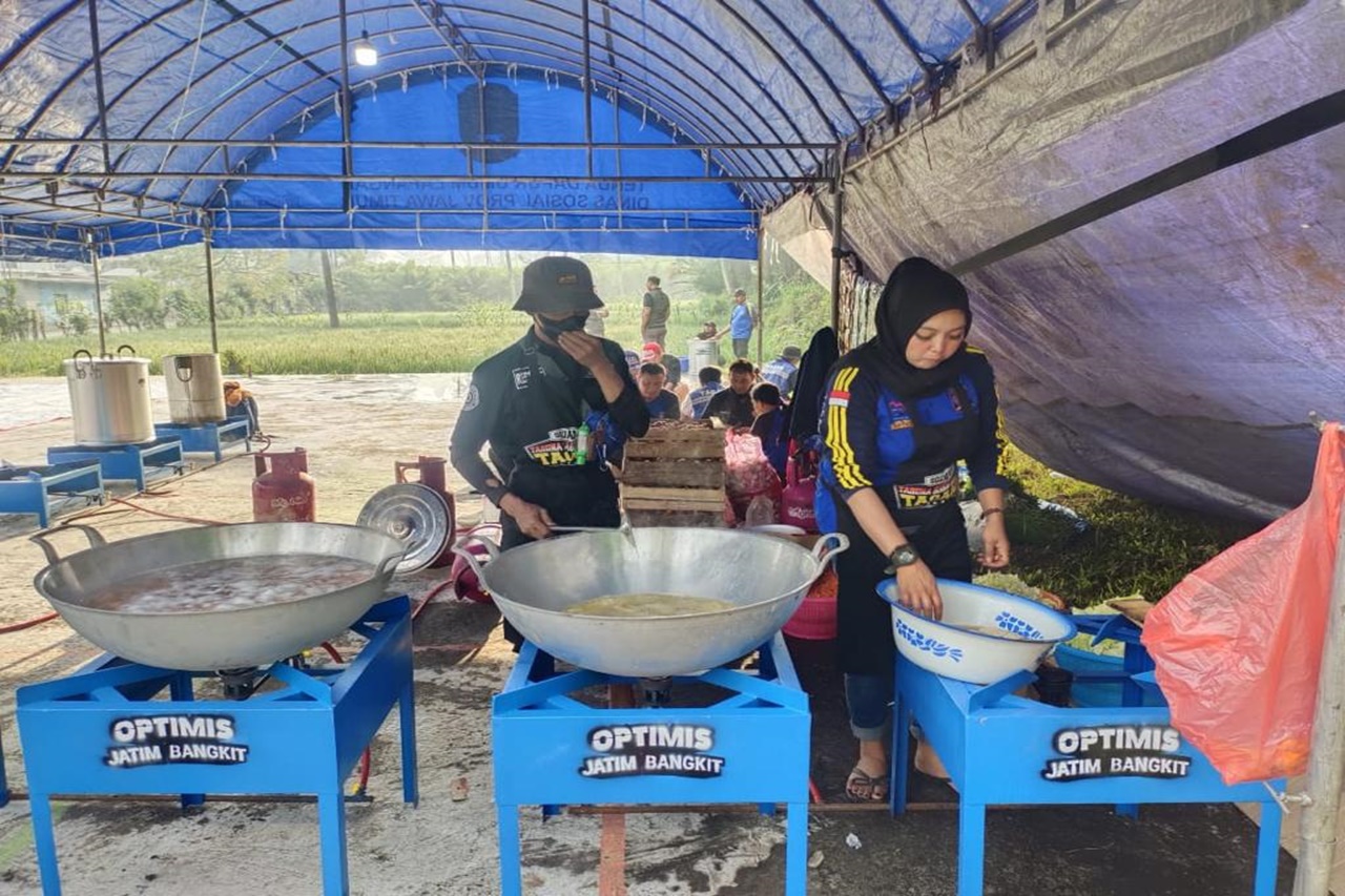Sepekan Beroperasi, Dapur Umum Kemensos di Lumajang Masih Terus Salurkan Permakanan kepada Korban Erupsi Semeru