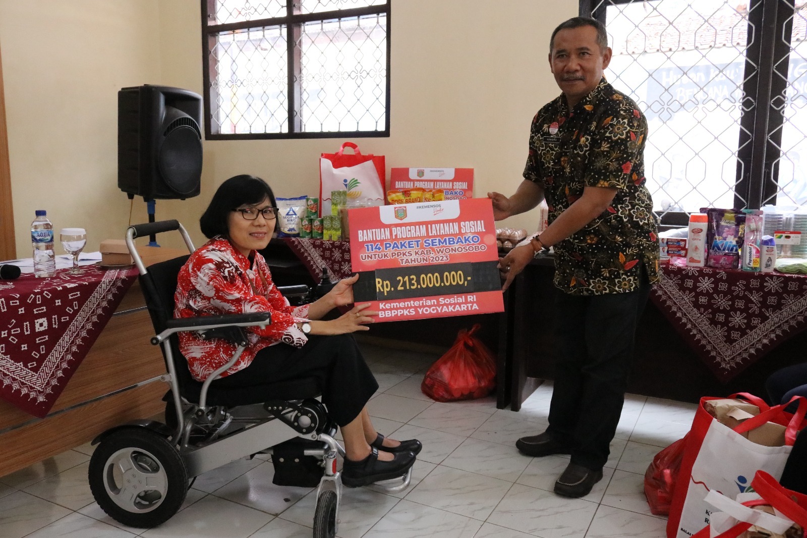 MoSA Distributes Social Service Assistance to PPKS with Disabilities in Wonosobo Regency