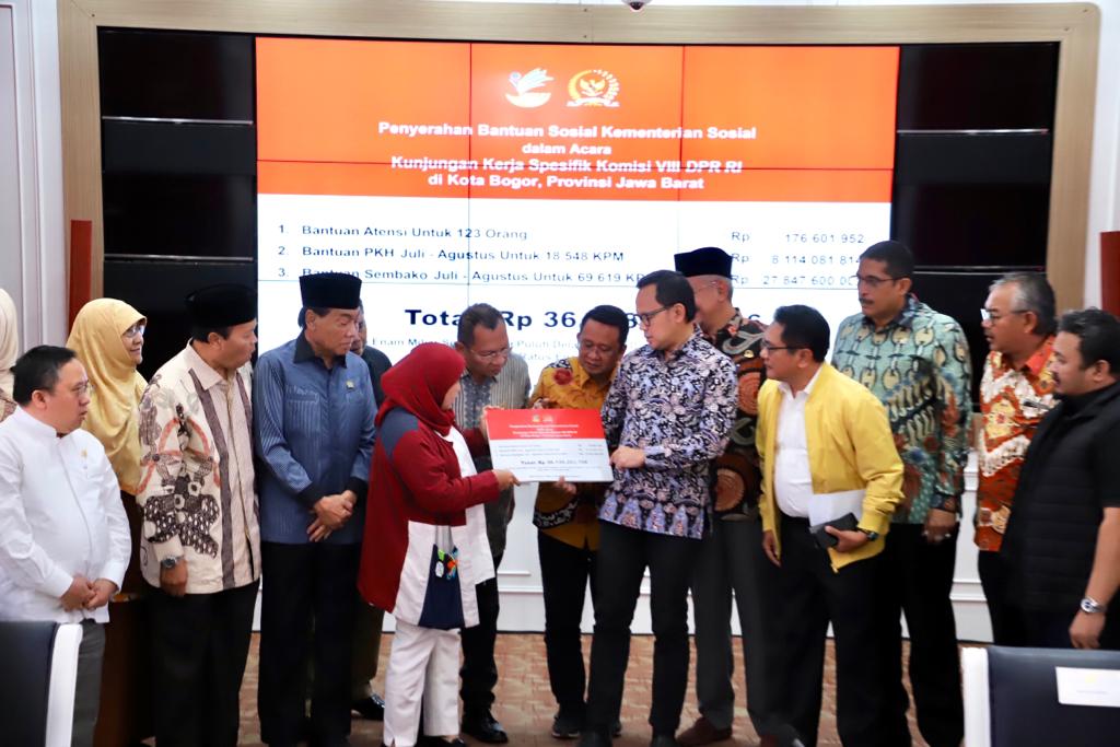 Tekan Kemiskinan di Kota Bogor, Kemensos Bersama Anggota Komisi VIII DPR Salurkan Berbagai Bantuan