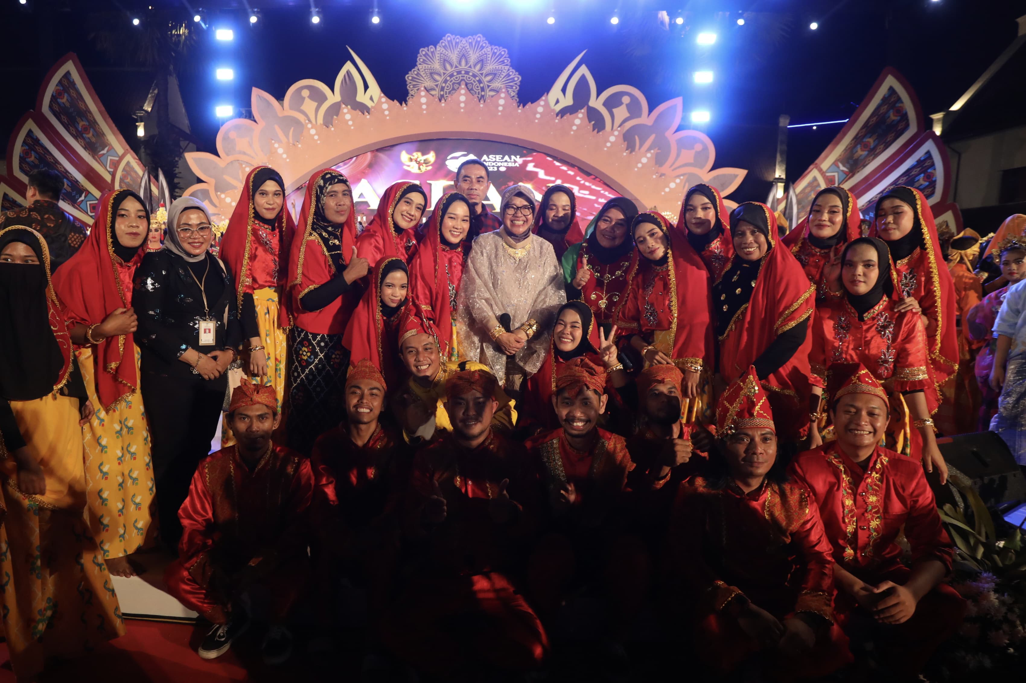 The Performance of 100 Dancers with Disabilities Amazes ASEAN Delegation