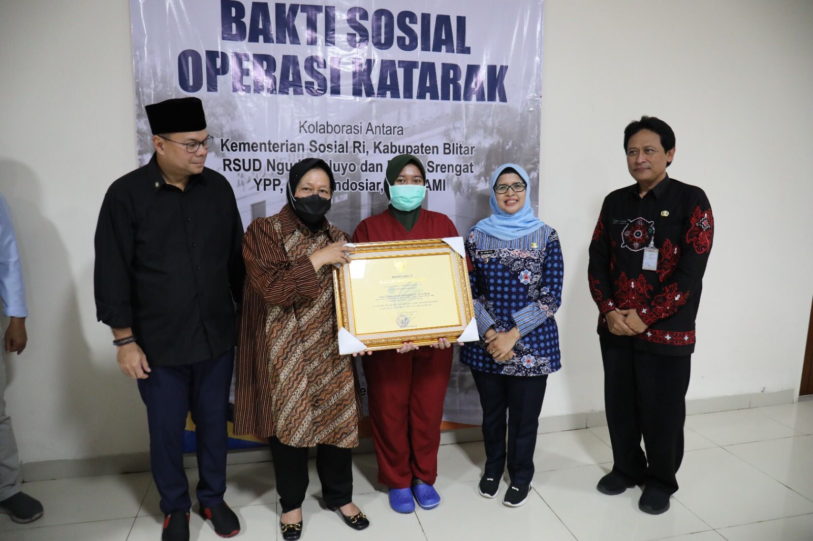 Ministry of Social Affairs and Pundi Amal SCTV Foundation Hold Cataract Surgery Social Service in Blitar