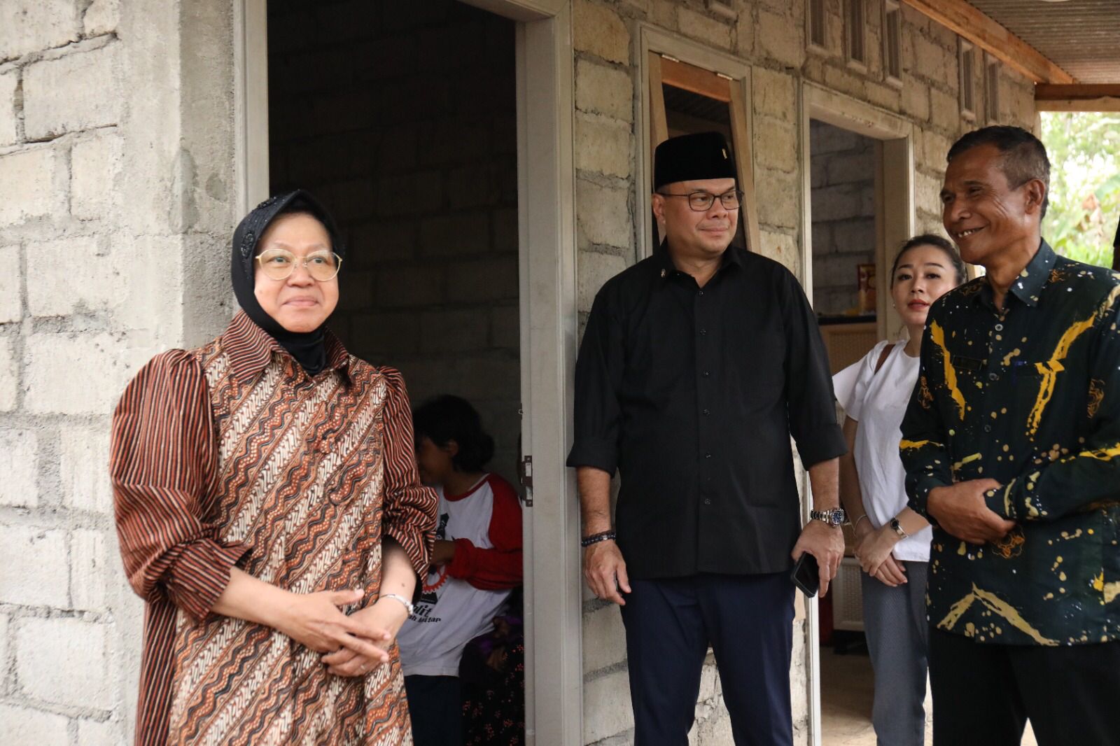 Minister of Social Affairs Reviews House Construction for Sasmiati, Mother of Three Children with Intellectual Disabilities