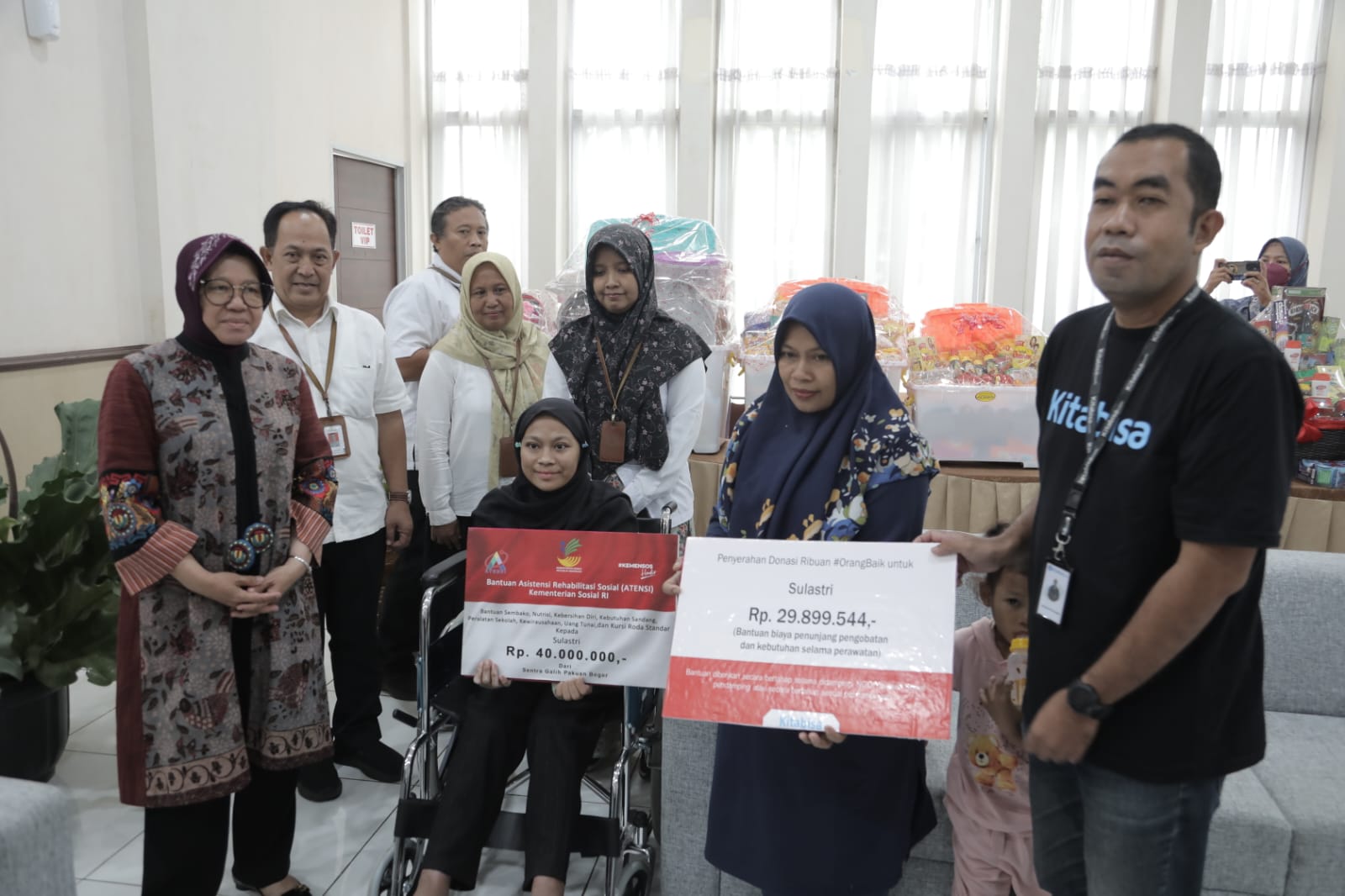 Ministry of Social Affairs Provides Assistance for Children and a Teenager at STPL Bekasi