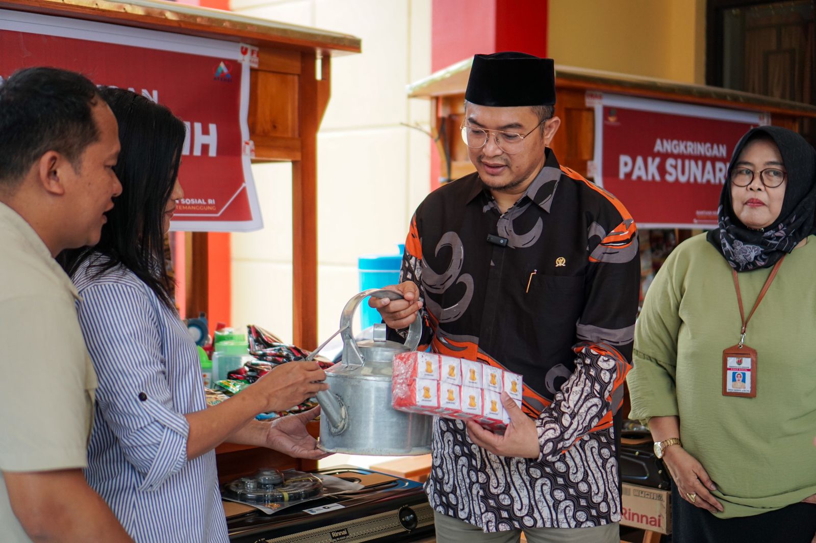 Kementerian Sosial bersama Komisi VIII DPR RI Salurkan Bantuan Sosial bagi Warga Kota Semarang