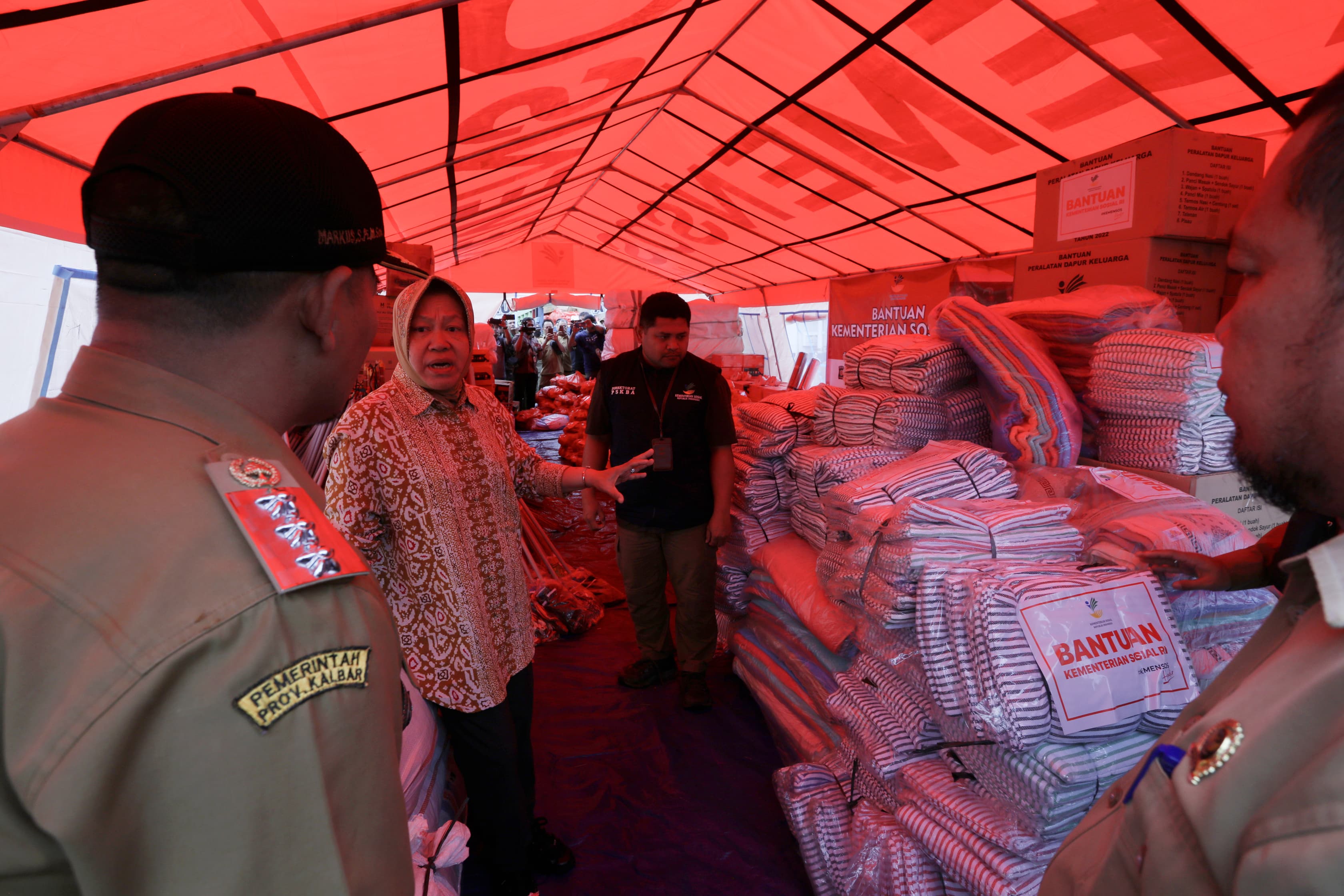 Mensos Salurkan Bantuan untuk Korban Banjir di Kabupaten Ketapang