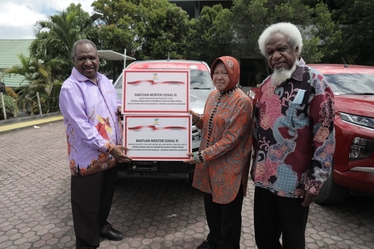 Minister of Social Affairs Hands Over Assistance to Social Granaries in Papua