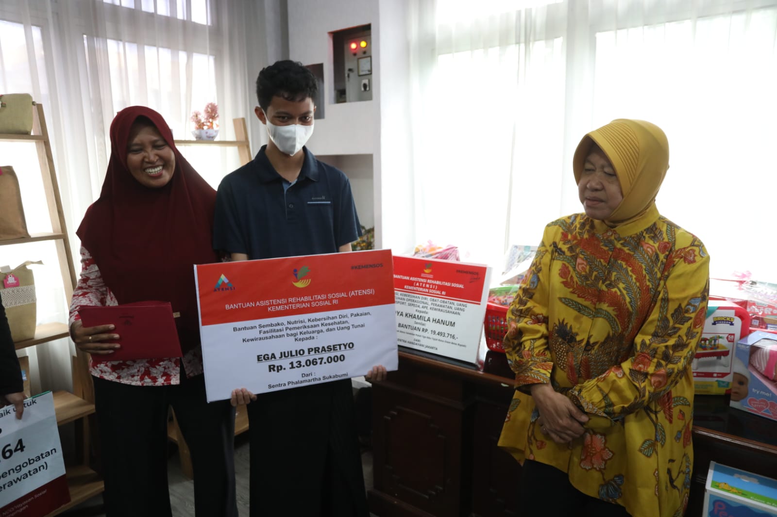 Minister of Social Affairs Hands Over ATENSI Assistance and Donations to kitabisa.com at Mulya Jaya Center