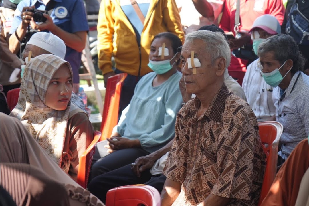 Komitmen Mensos Risma Terhadap Penderita Katarak di Pulau Buru, Maluku