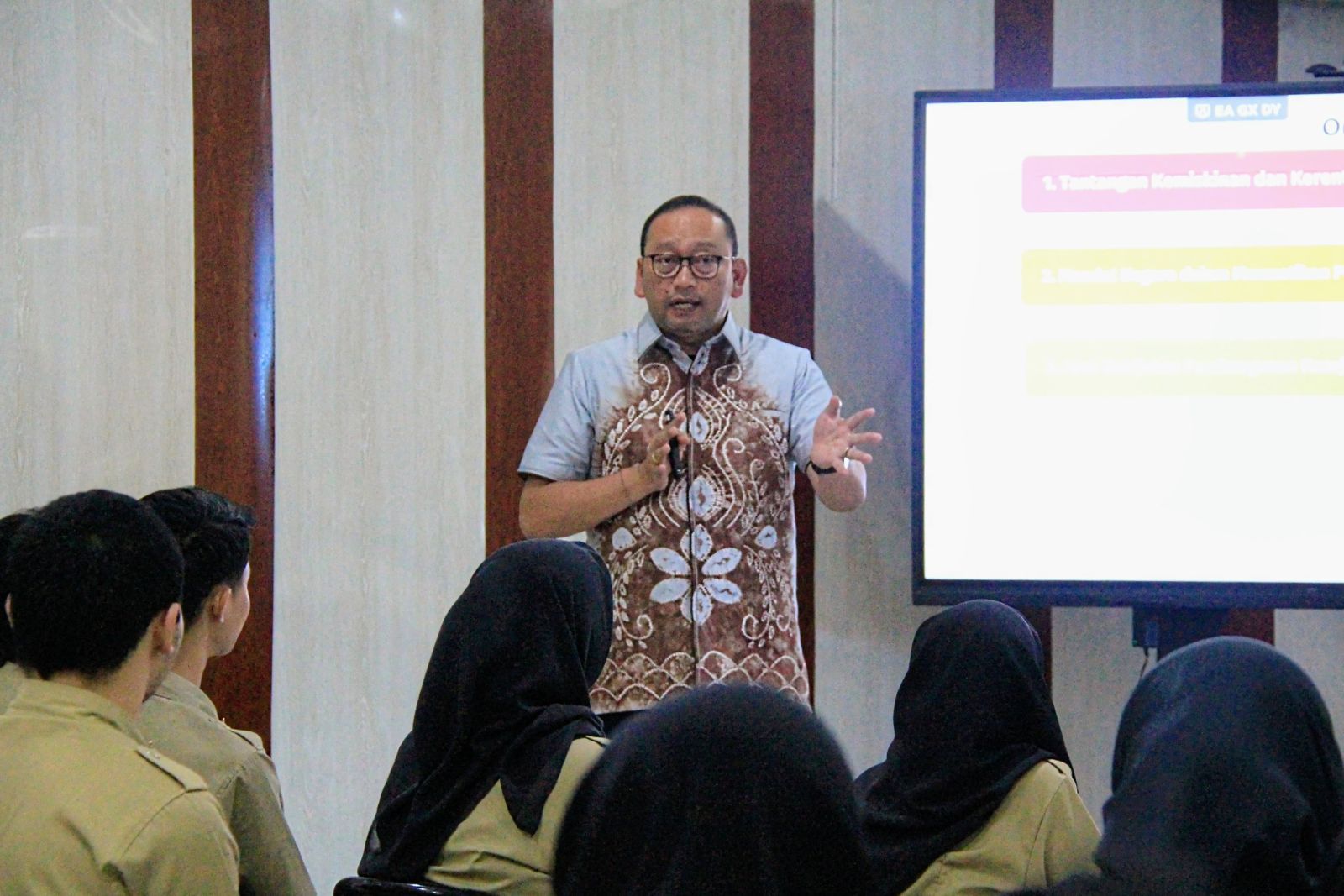 Plt. Sekjen Kemensos Paparkan Materi di Poltekesos Bandung