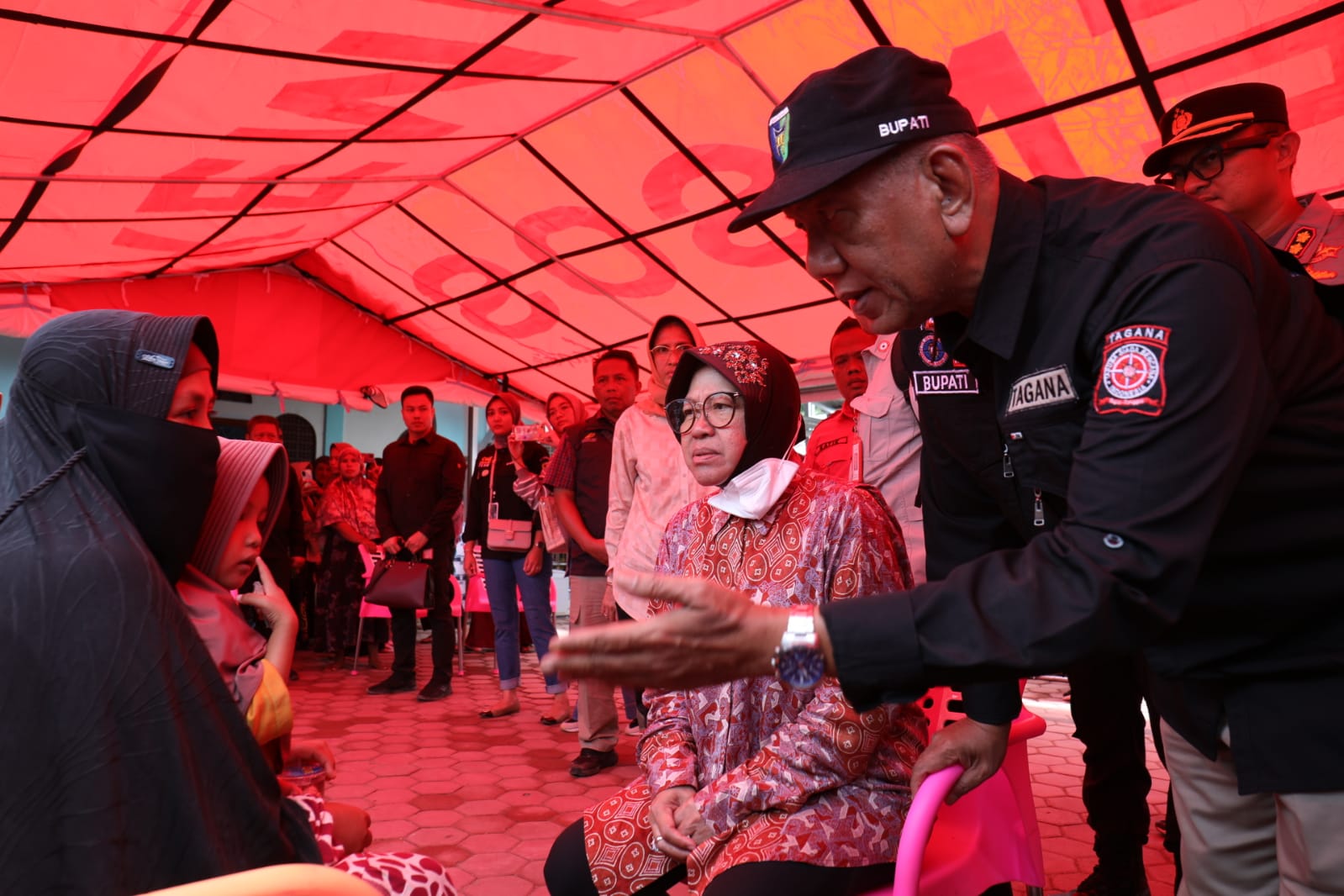 Ministry of Social Affairs Distributes Compensation for Flood Victims in Pesisir Selatan
