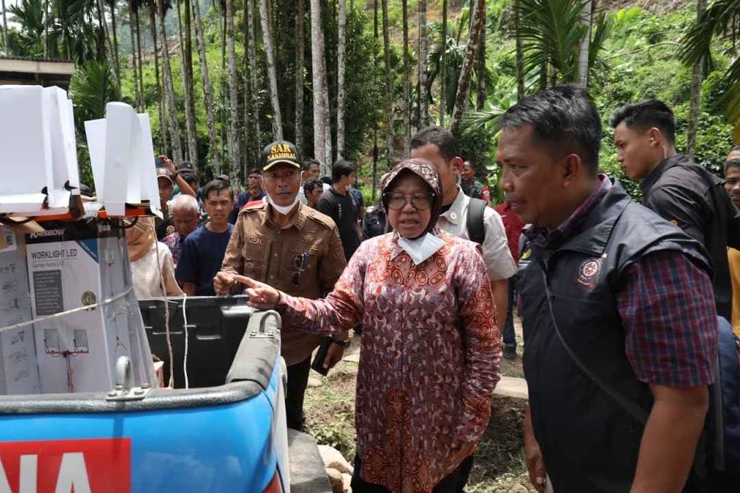 Tinjau Langsung Korban Banjir Longsor Pesisir Selatan, Mensos Risma Fokus Pemenuhan Kebutuhan Dasar