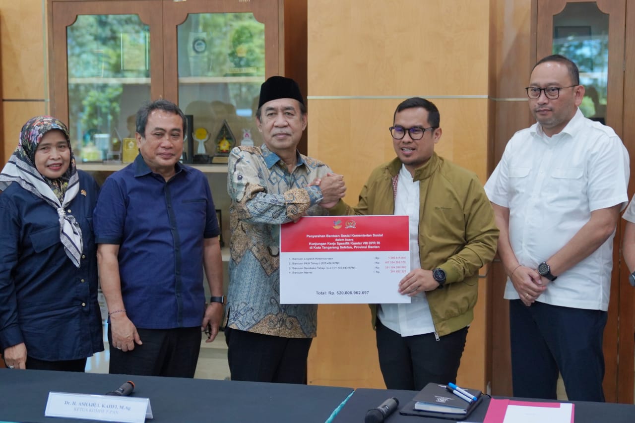 Kemensos Salurkan Bantuan Bersama Komisi VIII DPR RI di Tangerang Selatan