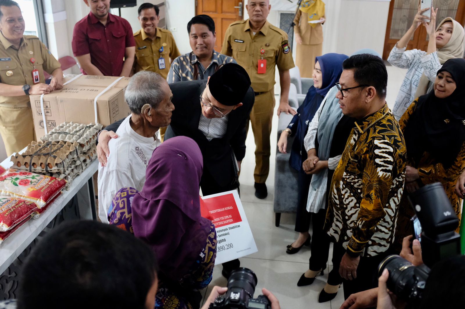Kemensos dan Komisi VIII DPR RI Salurkan Bansos di Tangerang