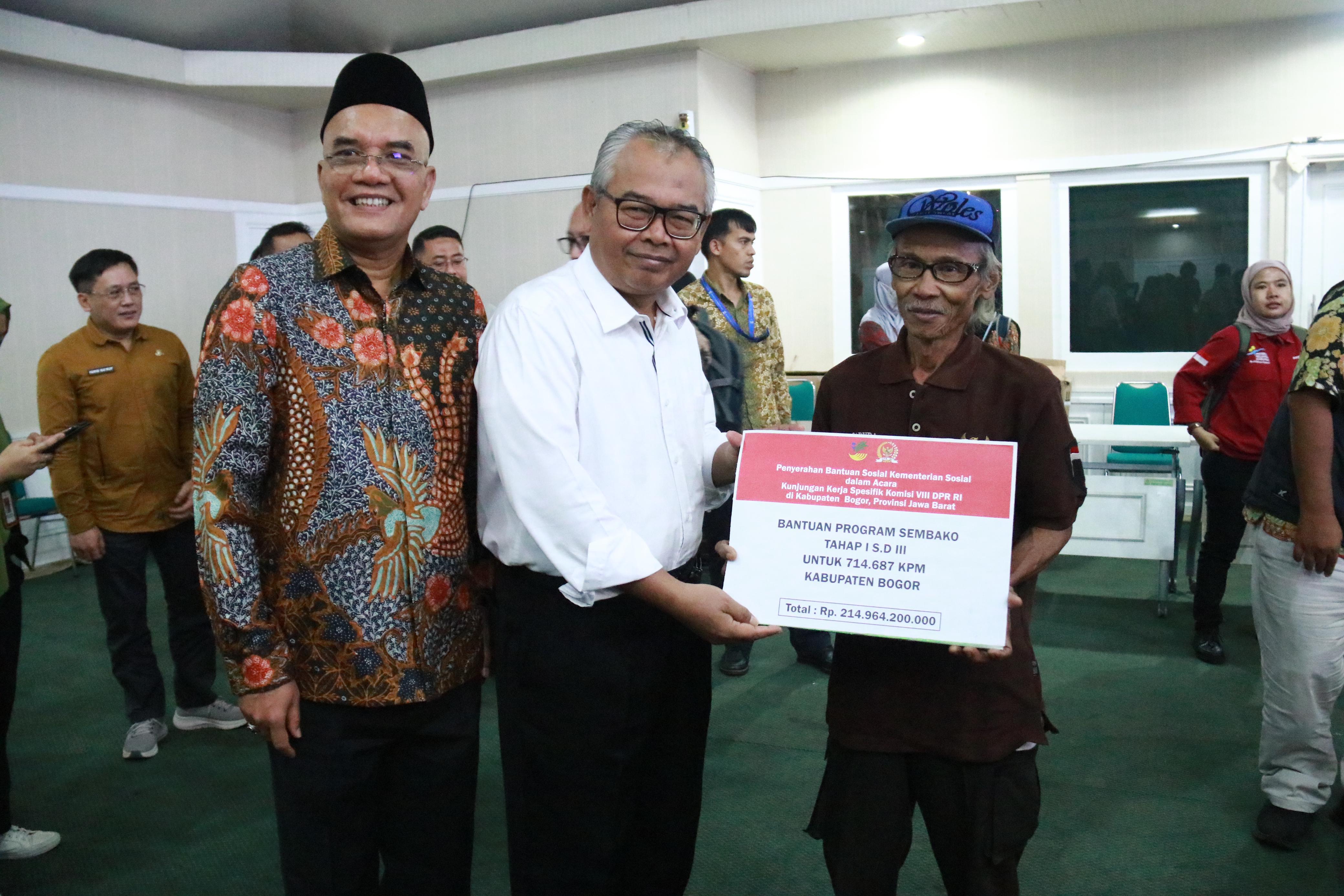 Menyongsong Kesejahteraan, Kemensos dan Komisi VIII DPR RI Salurkan Bantuan untuk Warga Bogor