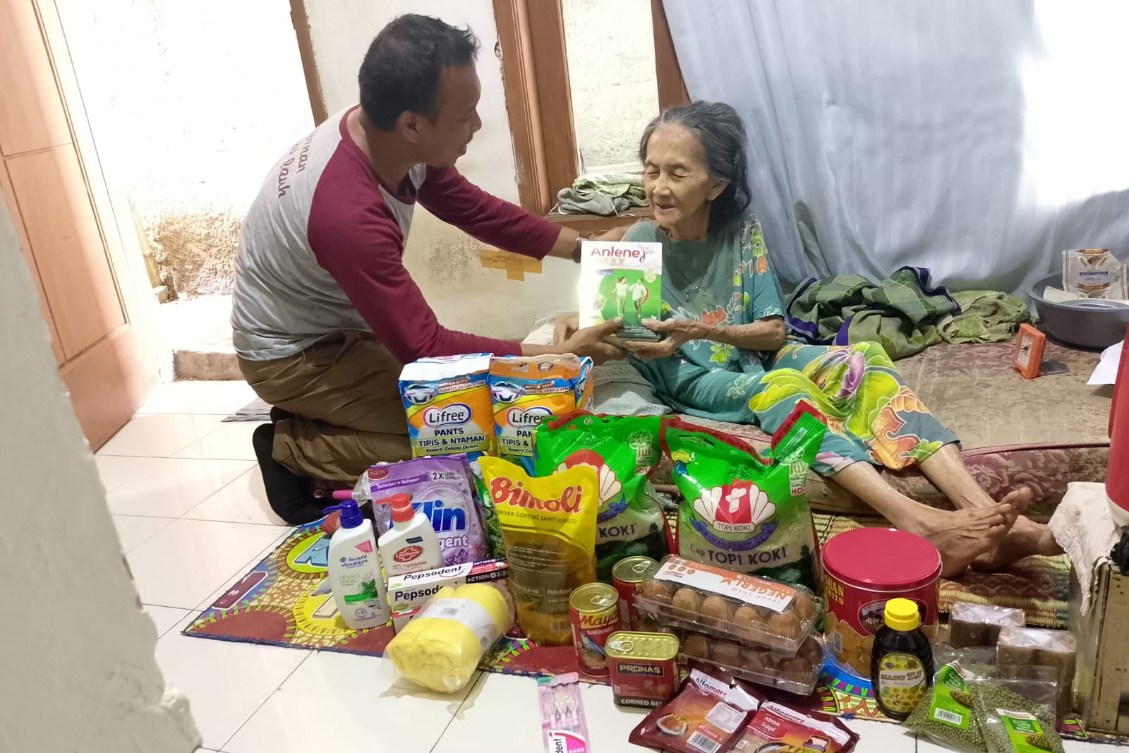 Elderly Lives Alone is Enthusiastic after being Helped by MoSA