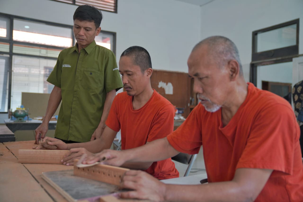 Indra Pengasuh ODGJ: Pilar Kasih di Tengah Keterbatasan