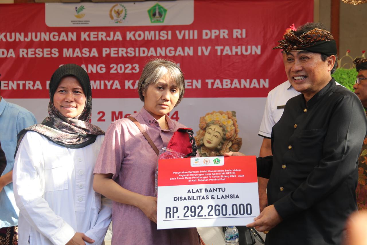 Kemensos Bersama Komisi VIII DPR RI Berikan Bantuan Bagi PPKS di Kota Denpasar