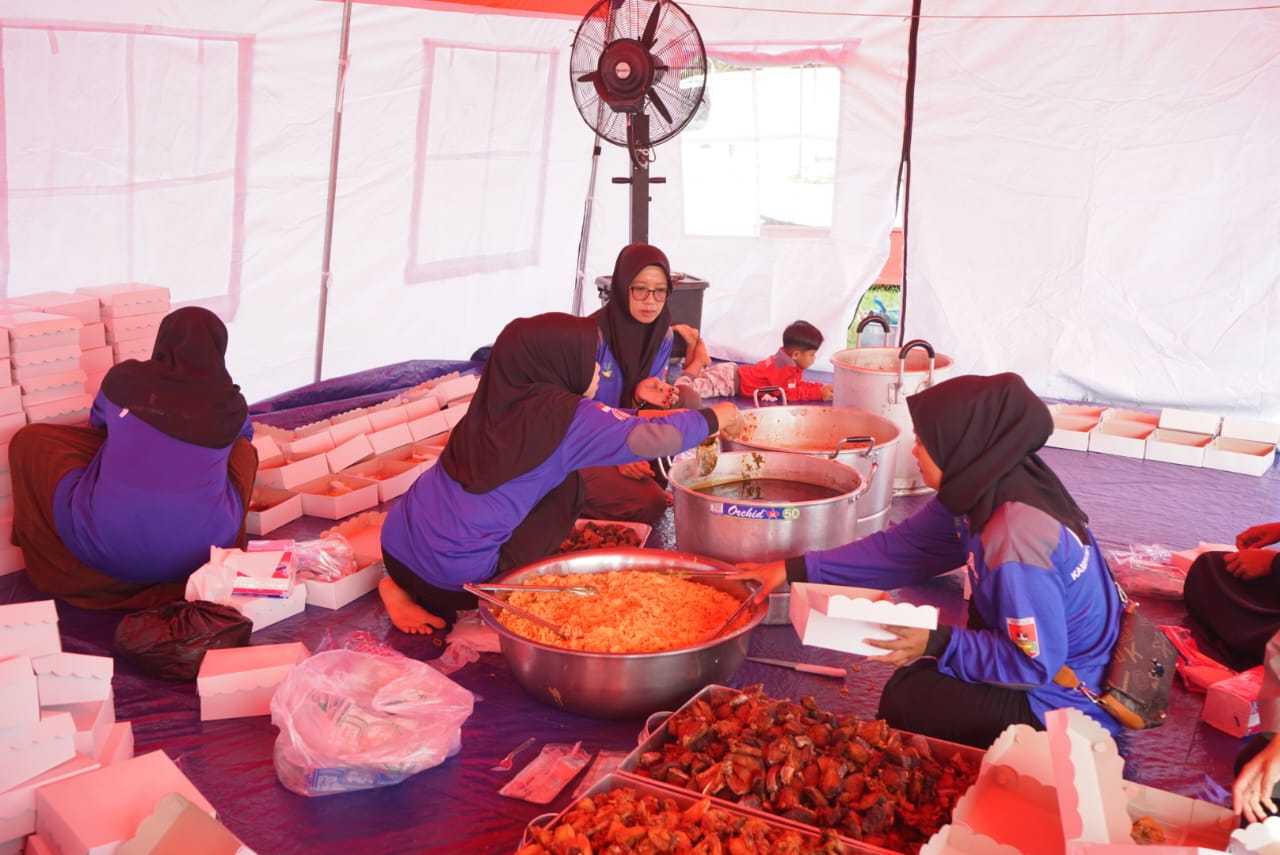 Sajian Makanan Kemensos dapat Pujian dari Para Pengungsi