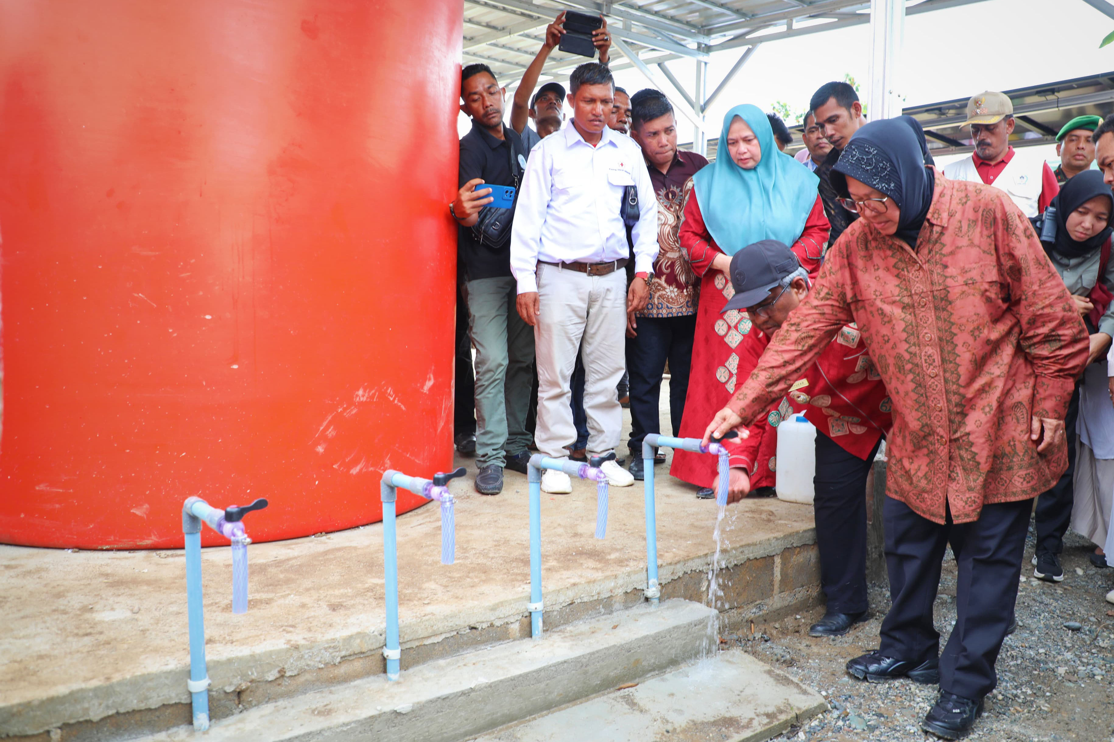Mensos Risma Pasang Instalasi Air Bersih Tenaga Surya di Aceh Utara untuk Cegah Stunting