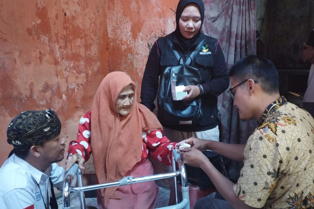 Kemensos  Bantu Keluarga Ny. Onih  yang Rumahnya Hampir Ambruk di Sukabumi