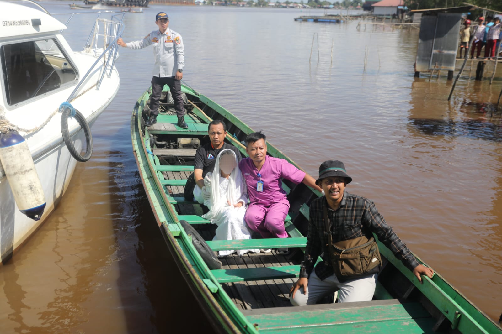 Mensos Risma Naik Speedboat Jemput ODGJ yang Dipasung di Barito Kuala