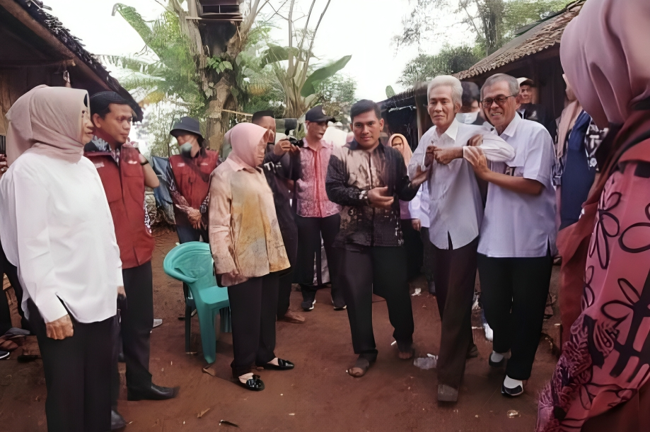 Minister Risma Swiftly Aids an Elderly Living Alone in Tangerang Regency