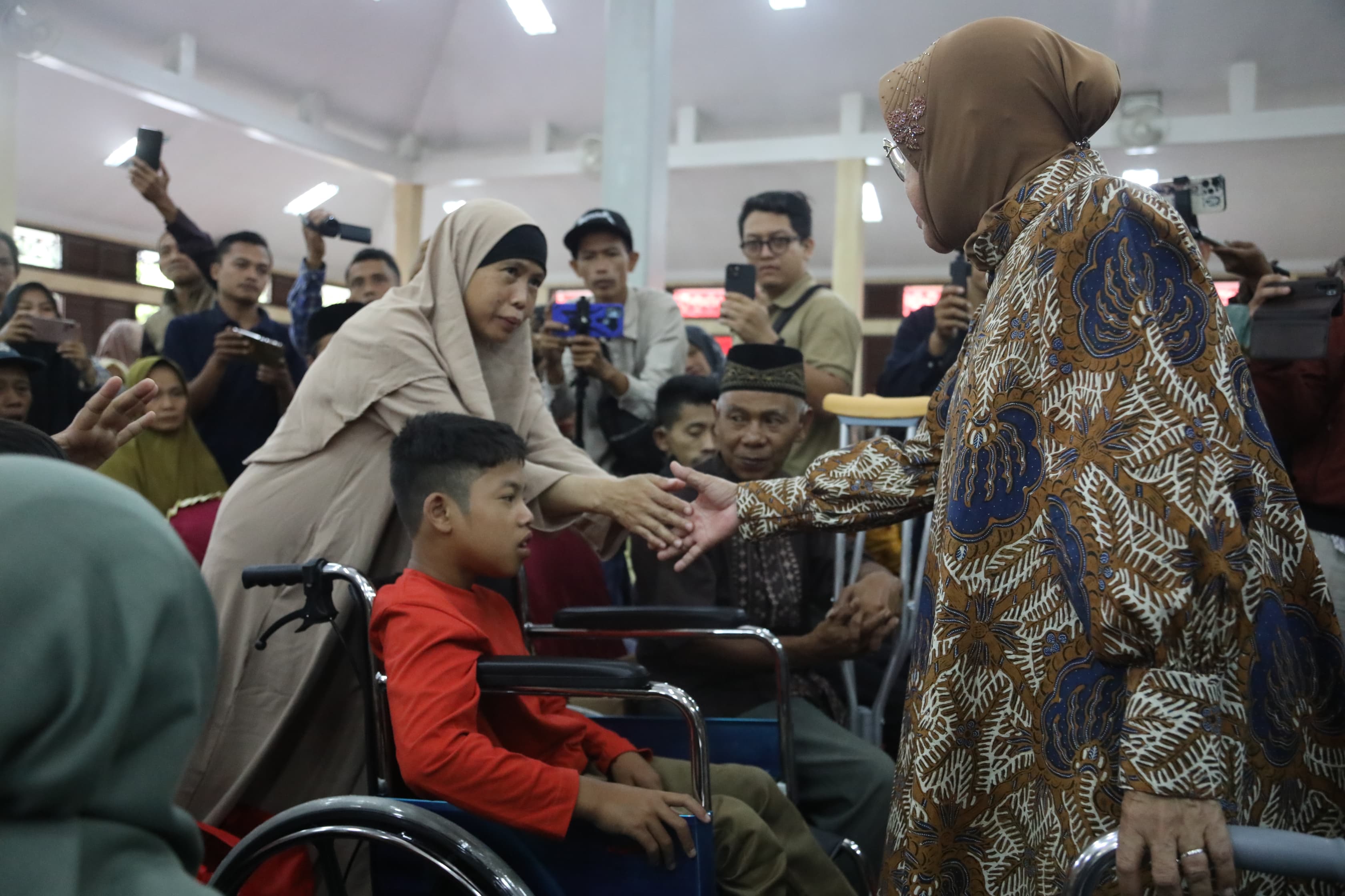 Mensos Risma Berikan Berbagai Bantuan untuk Penyandang Disabilitas di  Pandeglang