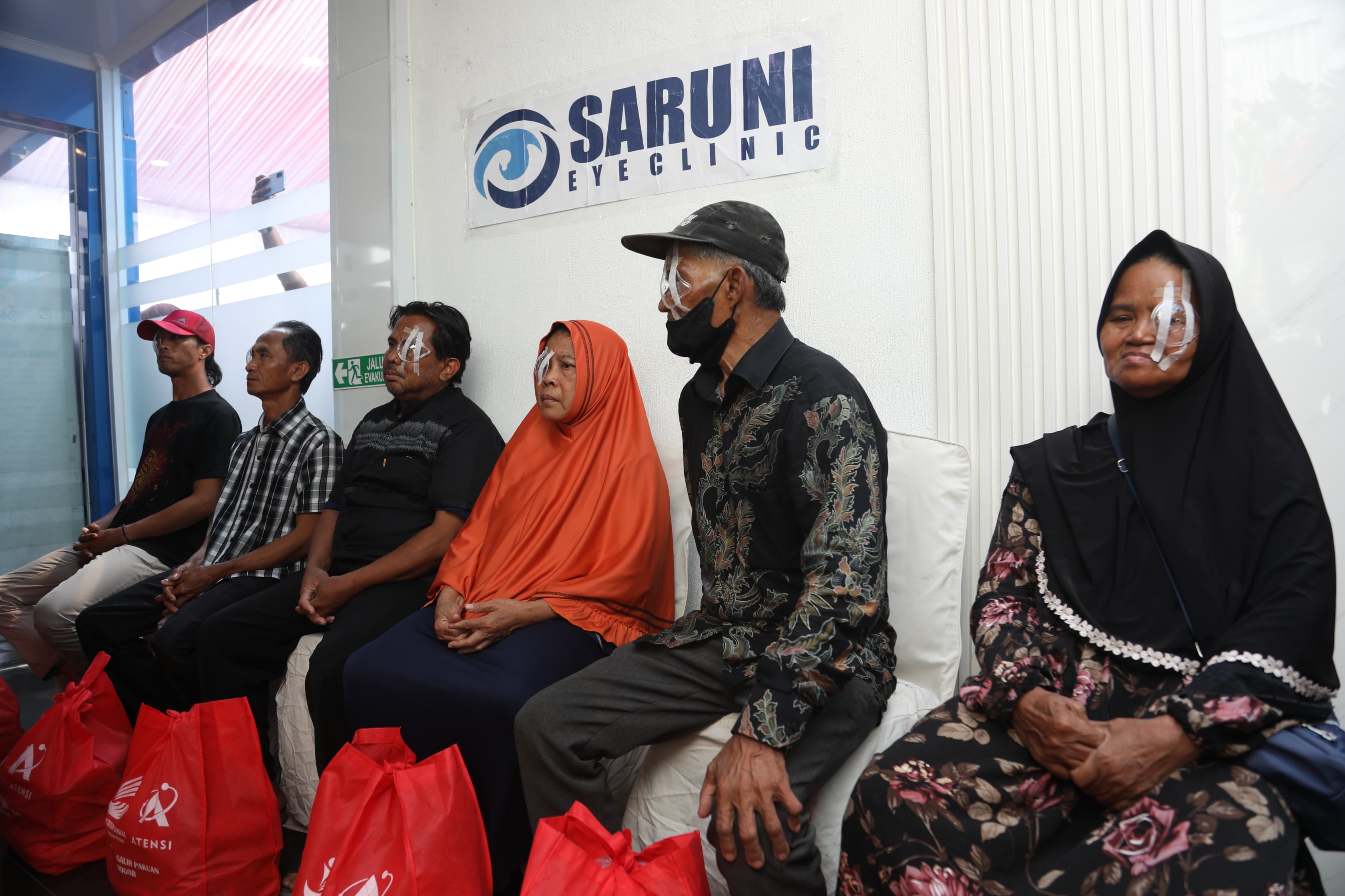 Melalui Operasi Katarak, Mensos Risma Bantu Lansia di Banten Bisa Produktif Kembali
