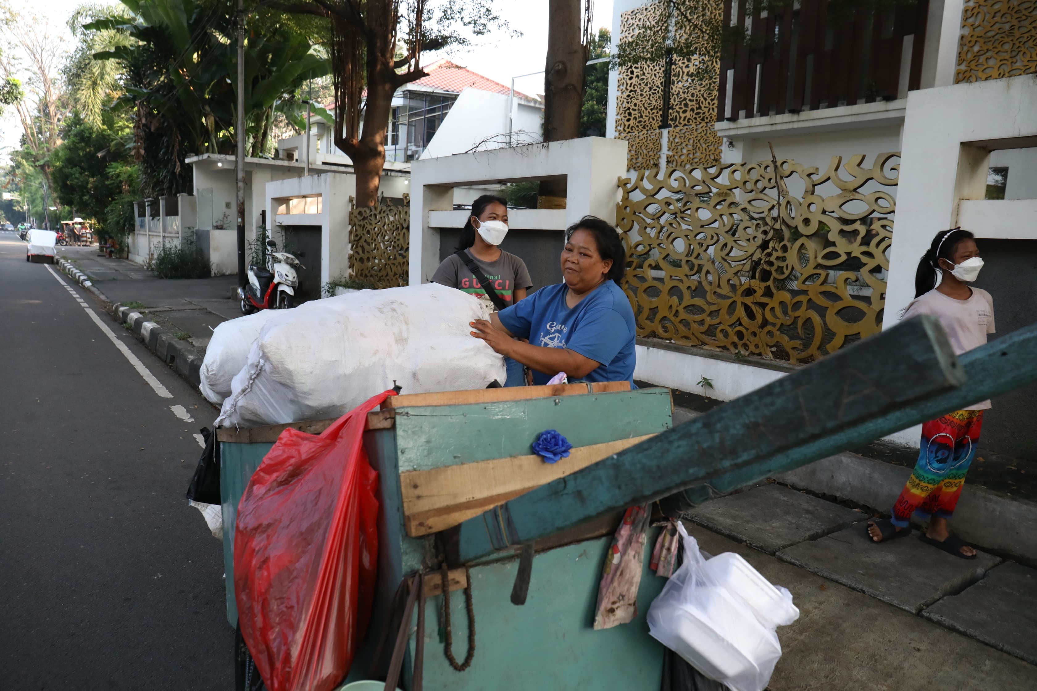 Mensos Risma Beri Bantuan Usaha dan Tempat Tinggal Layak Kepada Pemulung di Menteng Jakarta Pusat