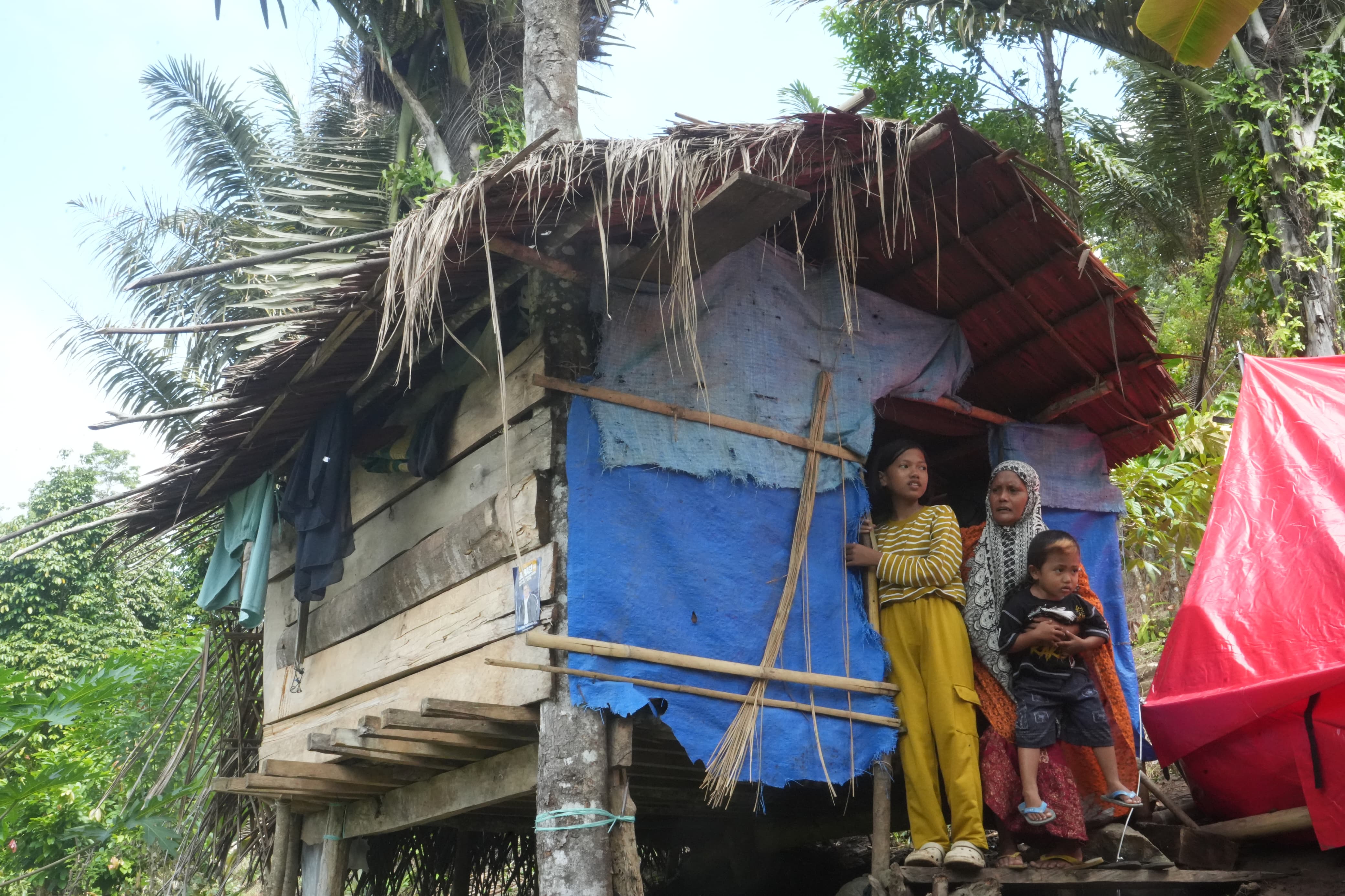 Mensos Risma Belikan Rumah untuk Ibu dan Anak yang Tinggal di Tepi Hutan